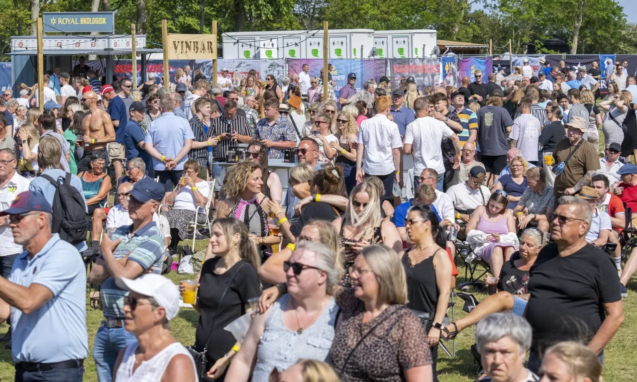Fyldt festivalplads i solskin