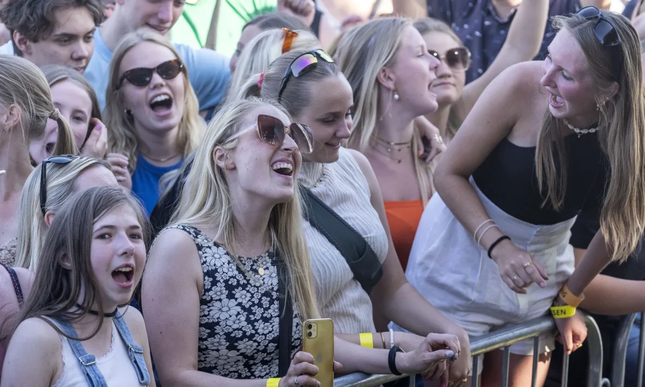 Publikum synger med i solen