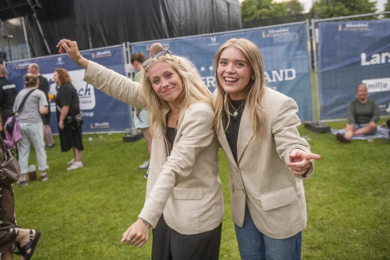 To gæster danser på græsset
