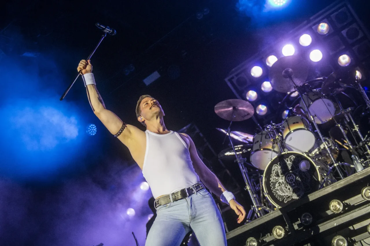 Queen Machine med mikrofonstativet i vejret