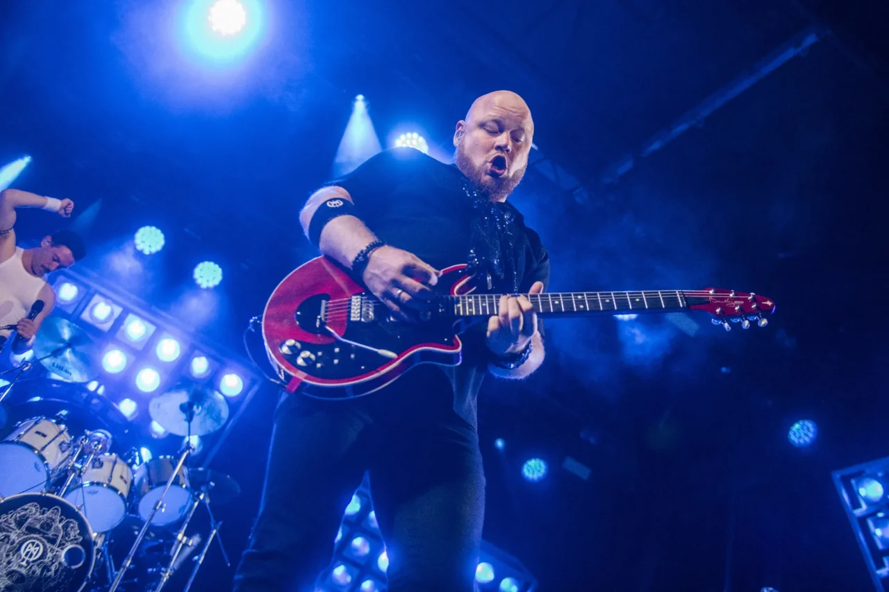 Guitaristen i Queen Machine i blåt lys