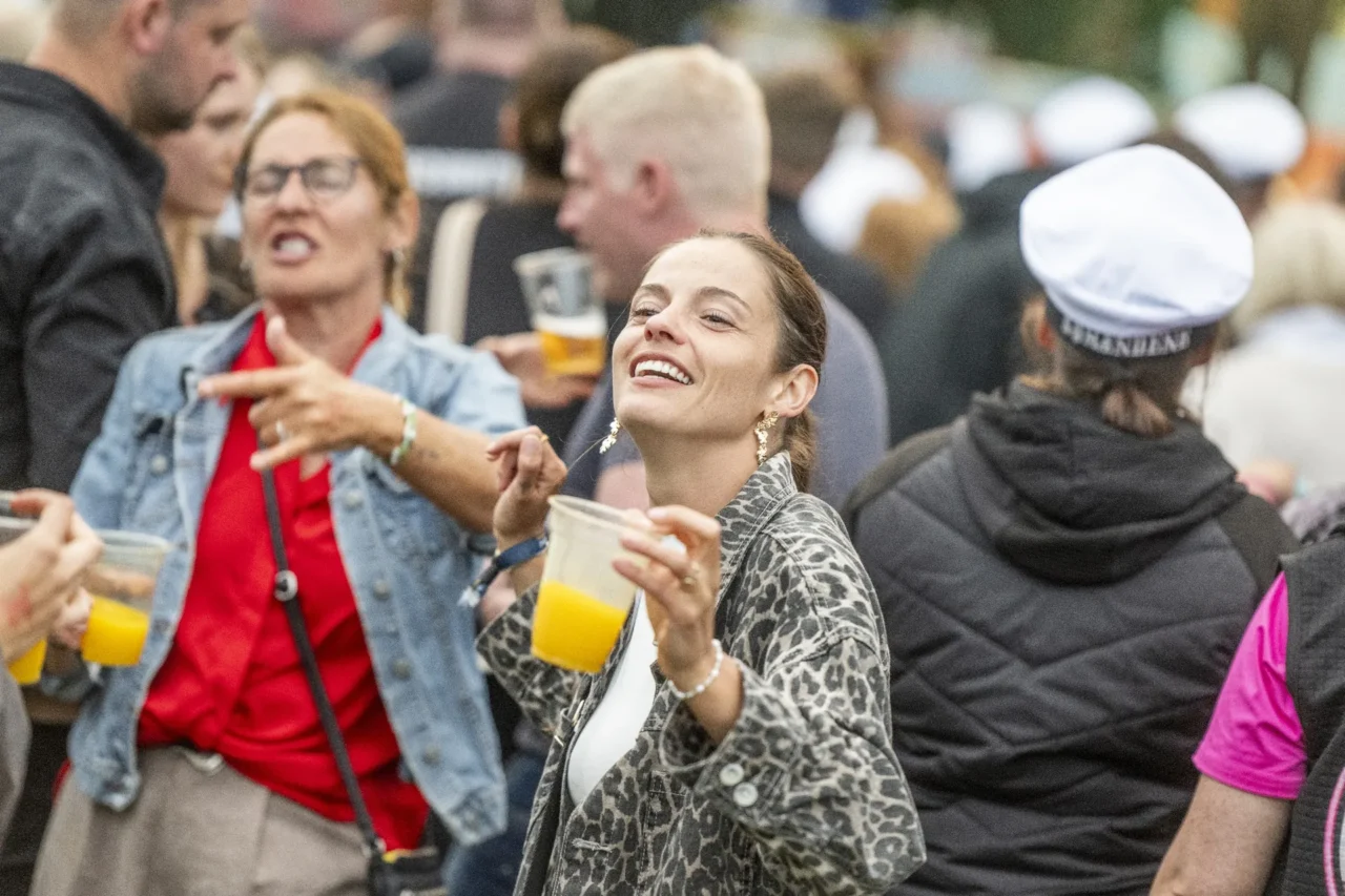 To gæster med øl synger med