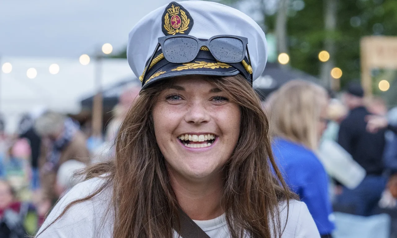 Smilende gæst i kaptajnshue