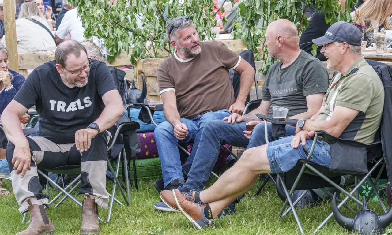 Venner i campingstole på græsset