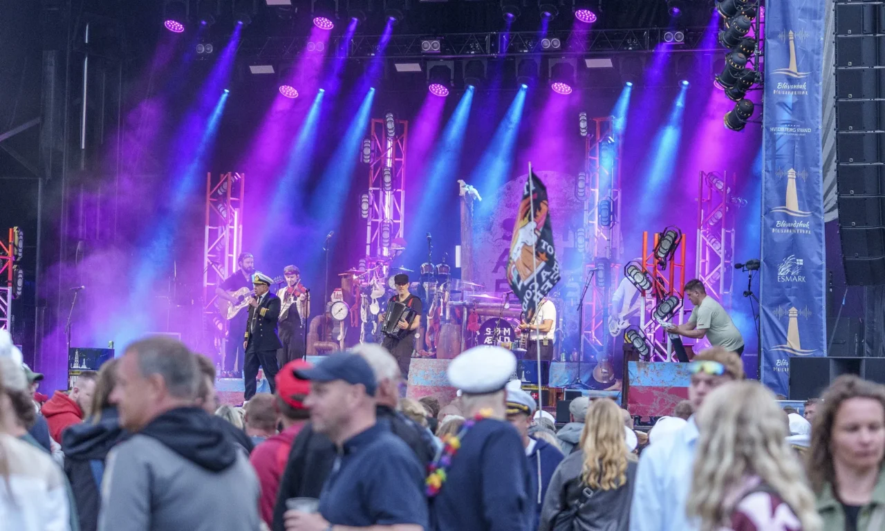 Scenen i lilla lys set fra publikum