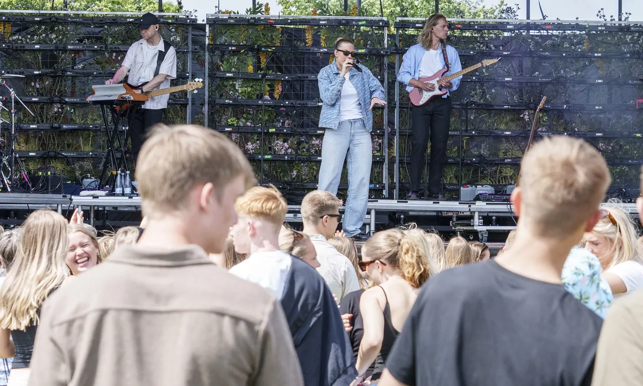 Band på scenen foran et stort publikum