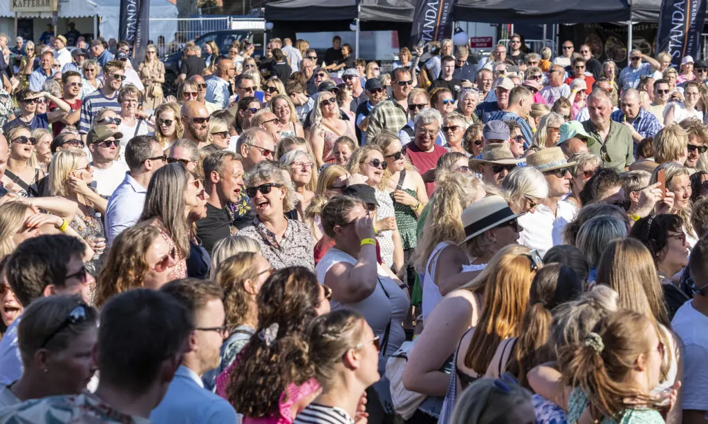 Tæt pakket publikum i solskin